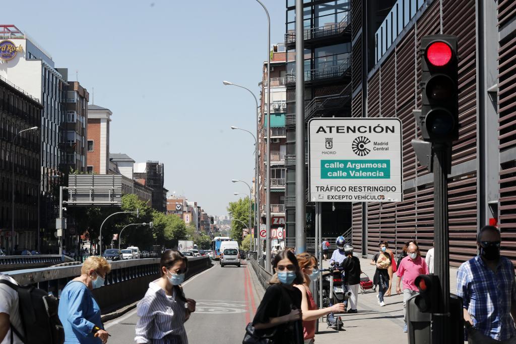 Varias personas con mascarilla por el centro de Madrid.
