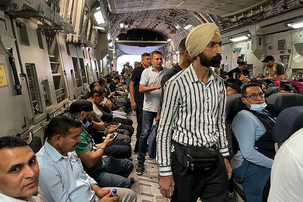 Ciudadanos indios a bordo de un avin militar indio en el aeropuerto de Kabul a la espera de ser repatriados.