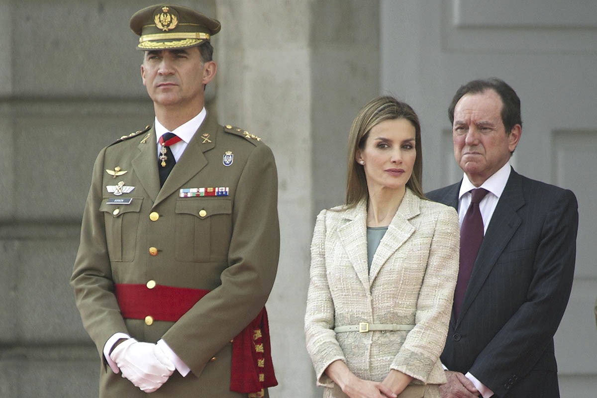 Alfonsín, detrás de Felipe VI y doña Letizia, en el Palacio Real.