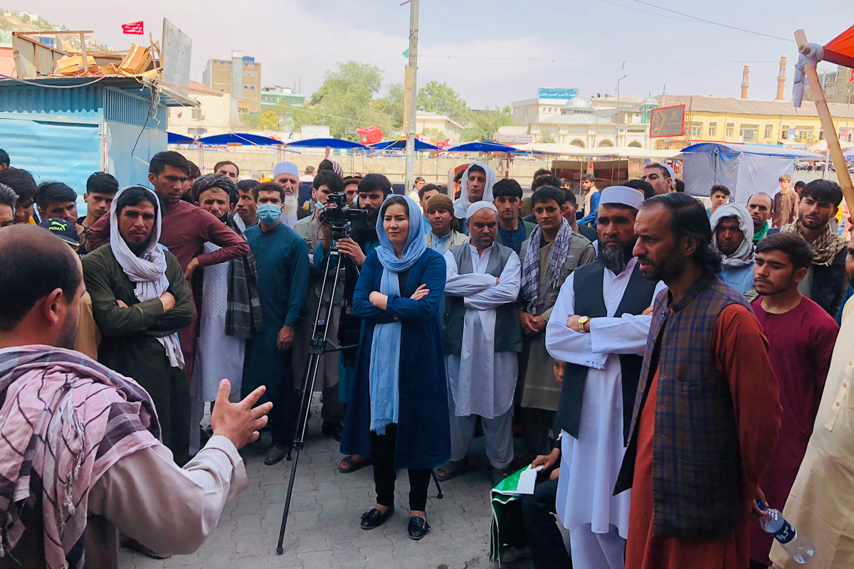 Una periodista de la cadena afgana Tolo News entrevista a un talibn en Kabul.