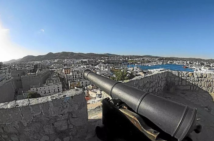 El puerto de Ibiza, visto desde la muralla de Dalt Vila.
