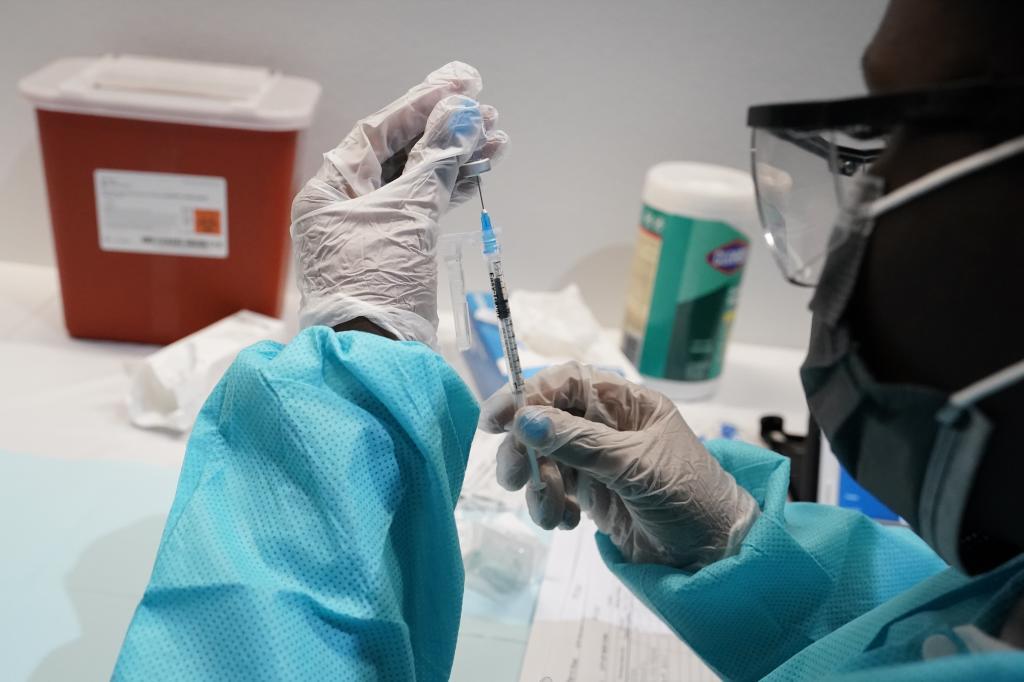 Una sanitaria se prepara para administrar una vacuna en Nueva York.