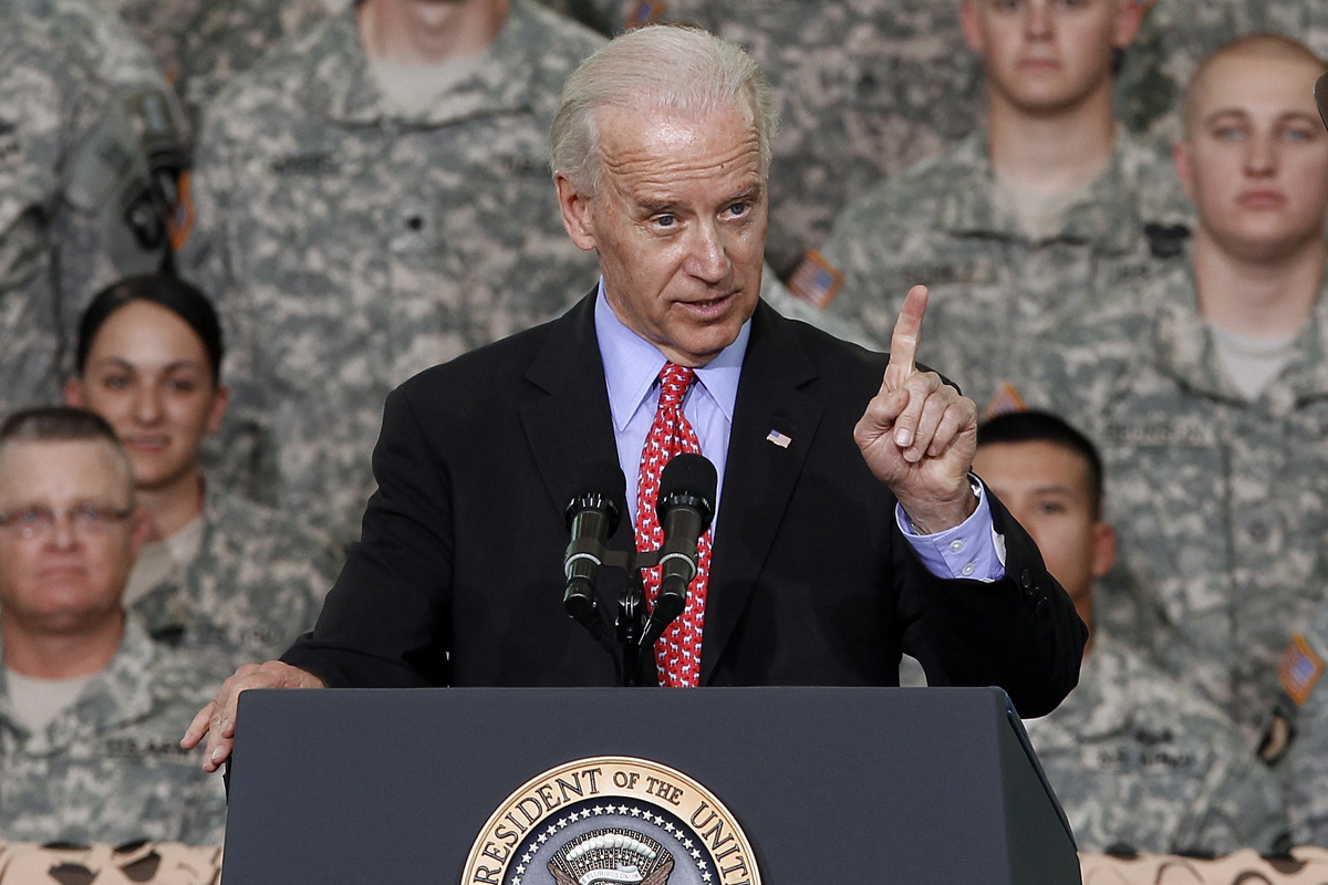 Biden, con las tropas cuando era vicepresidente en 2011.