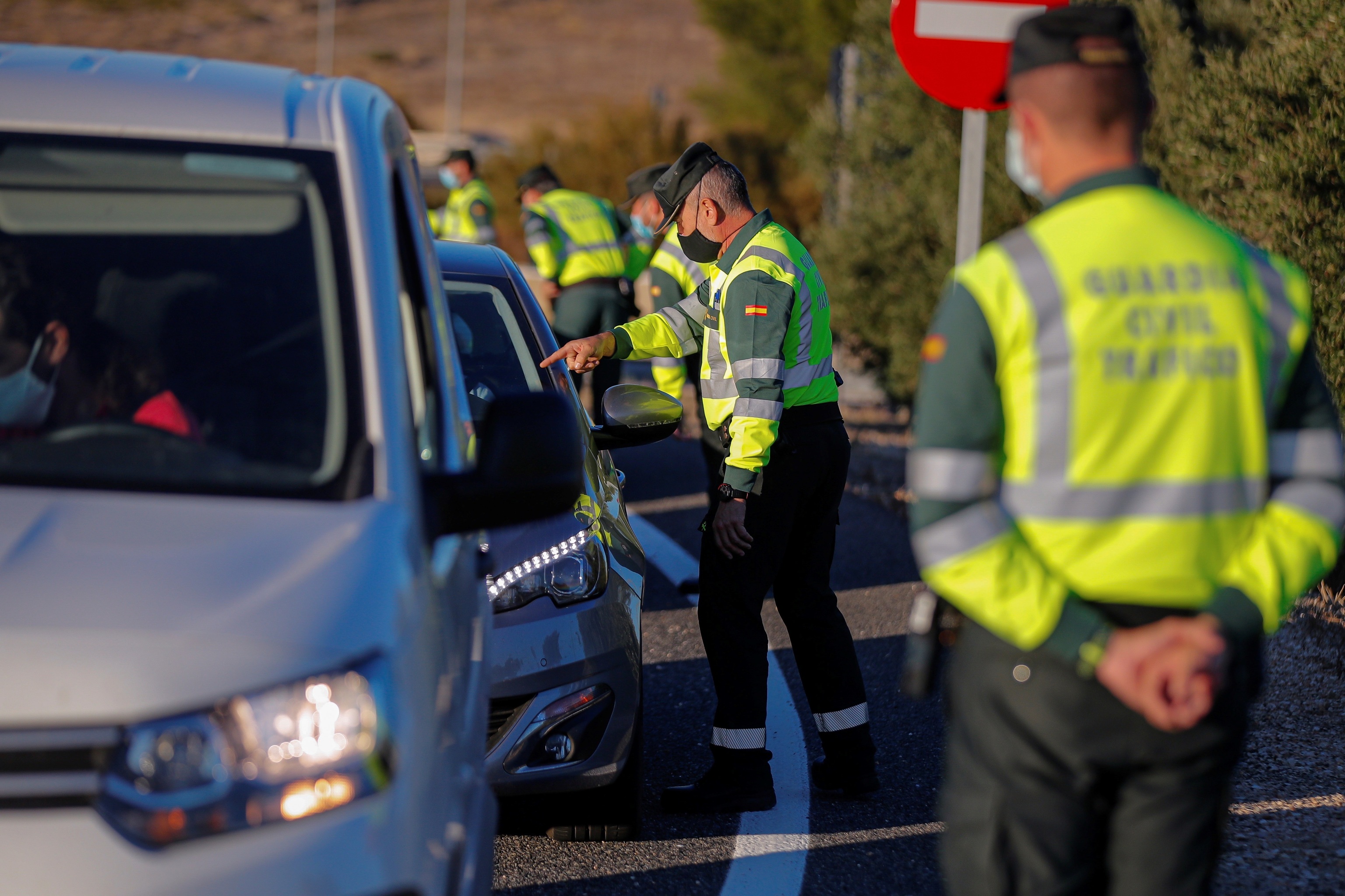 Agentes de la Guarda Civil realizan un control de tráfico en la A4 en la salida de Madrid.
