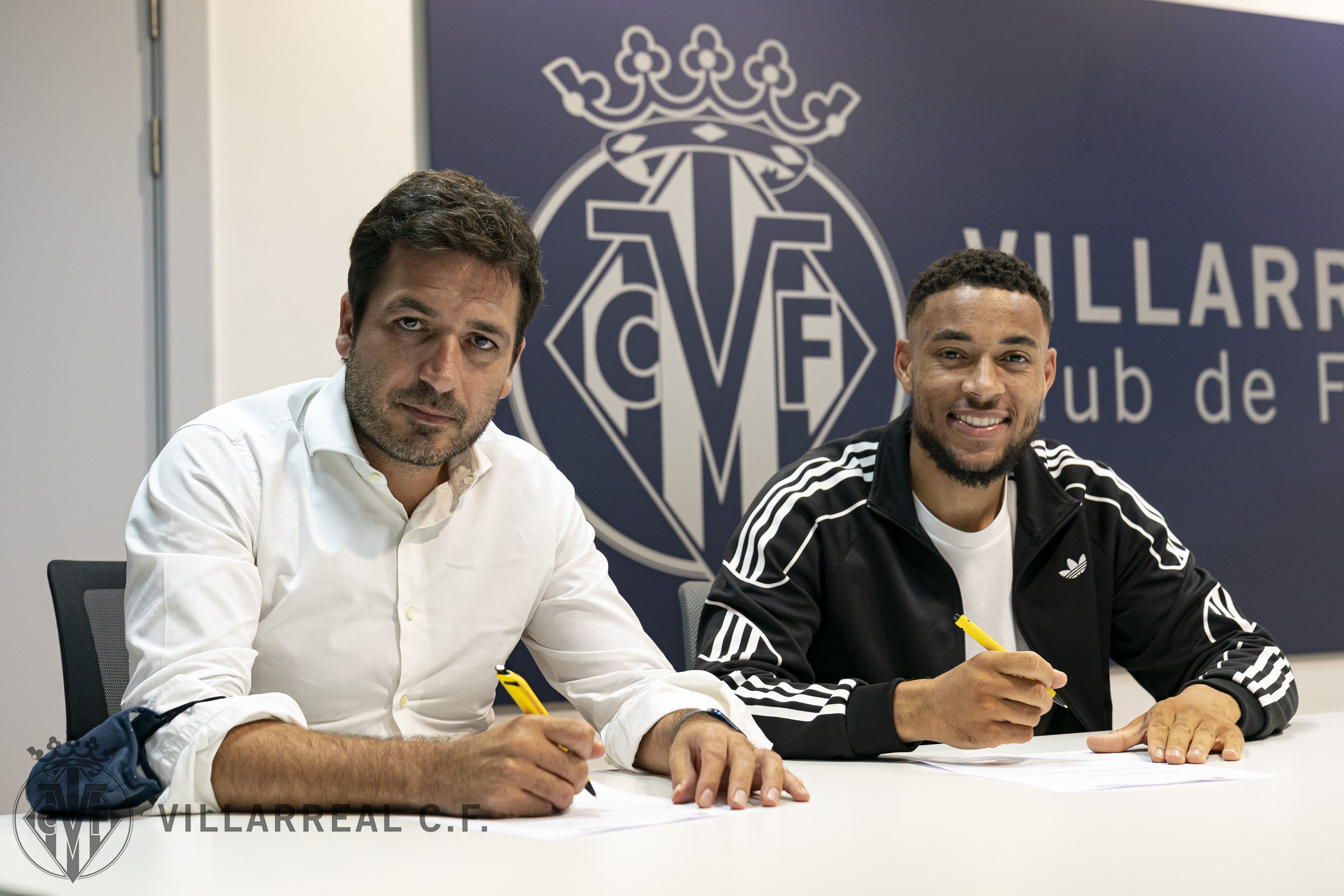 Fernando Roig Negueroles y Arnaut Danjuma firmando el contrato.
