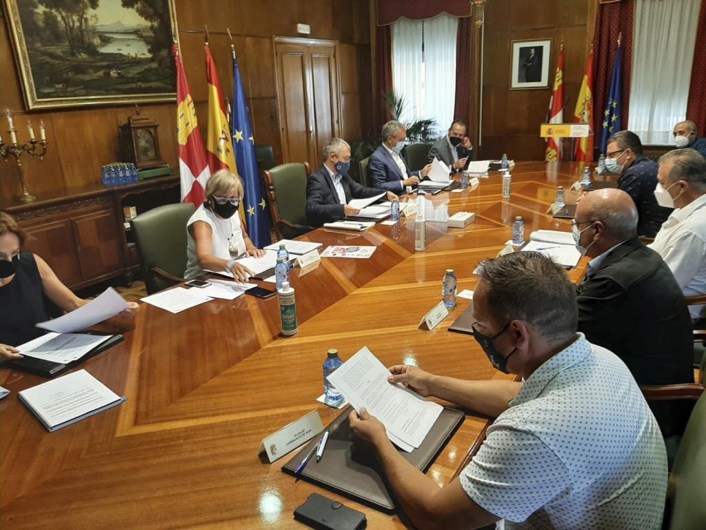 El secretario de Medio Ambiente, Hugo Morn, durante la reunin celebrada con varios alcaldes de la provincia de Zamora este jueves.