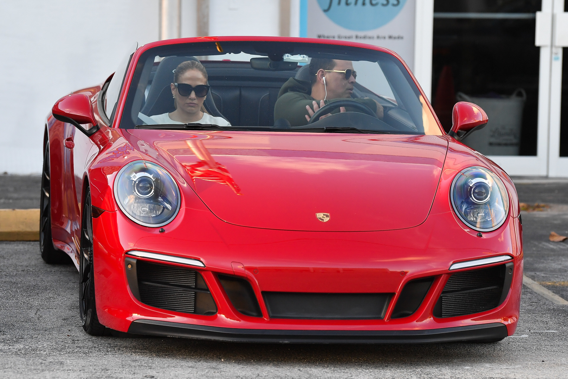 Jennifer Lopez y Alex Rodriguez, en el Porsche rojo.