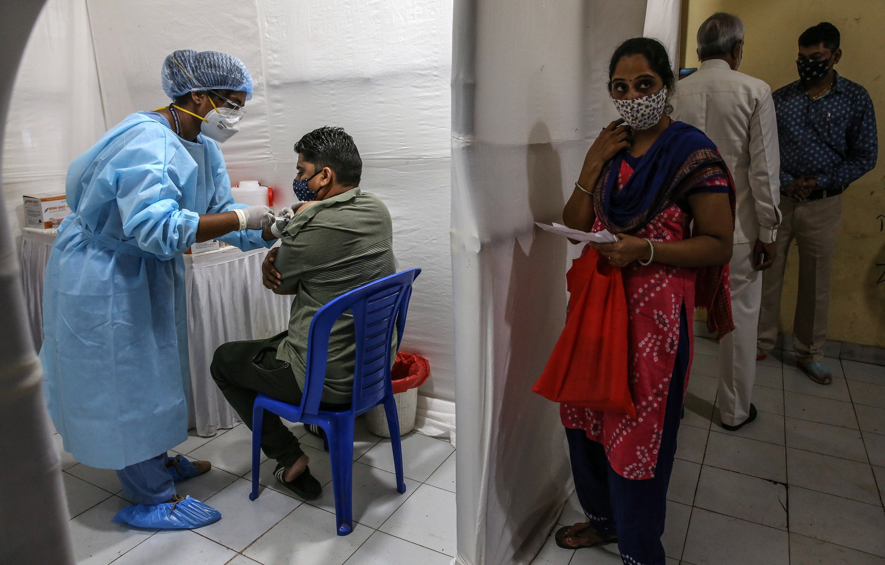 Un hombre recibe una dosis contra el Covid-19 en un acto de vacunacin masiva promovido por Help Me Foundation NGO, en Mumbai, India