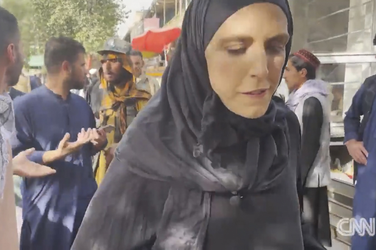 Clarissa Ward informa en las calles de Kabul.