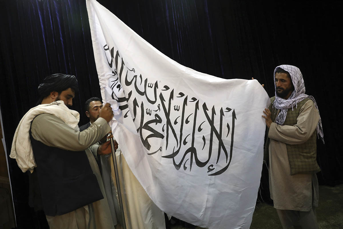 Talibn preparan su bandera para una rueda de prensa en Kabul.