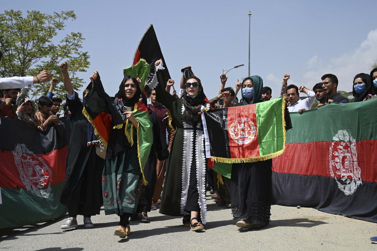 Afganos celebran el Da de la Independencia en Kabul, mostrando la bandera nacional.