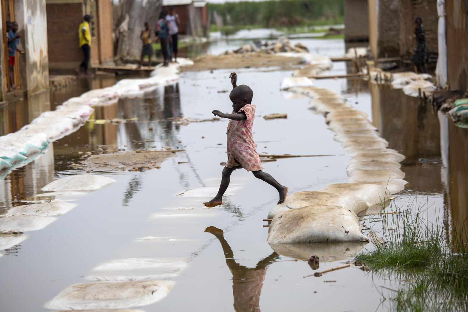 Una nia camina por una zona inundada de Gatumba, en Burundi, el pasado marzo