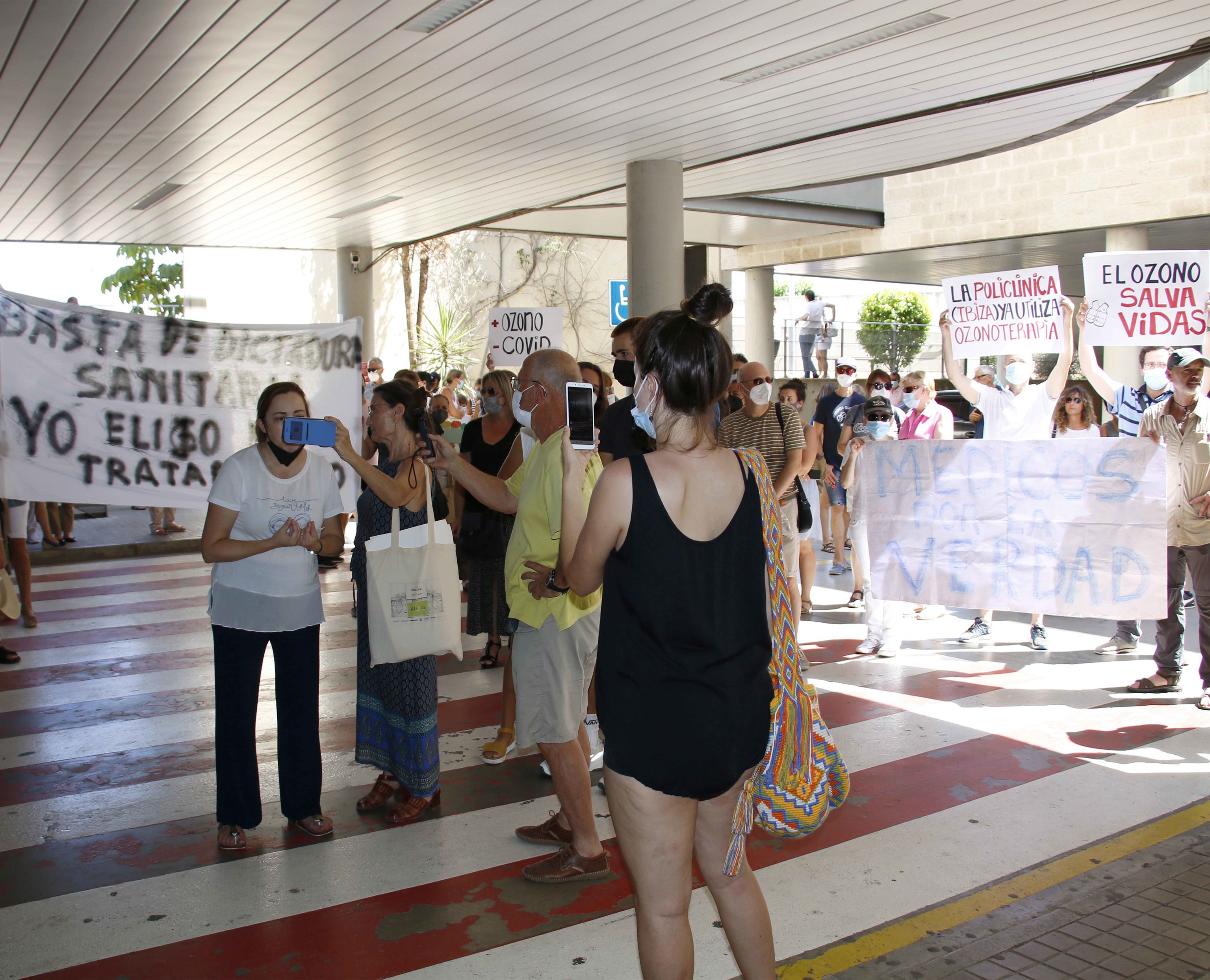 Protesta en el exterior del hospital La Plana de la familia del paciente.
