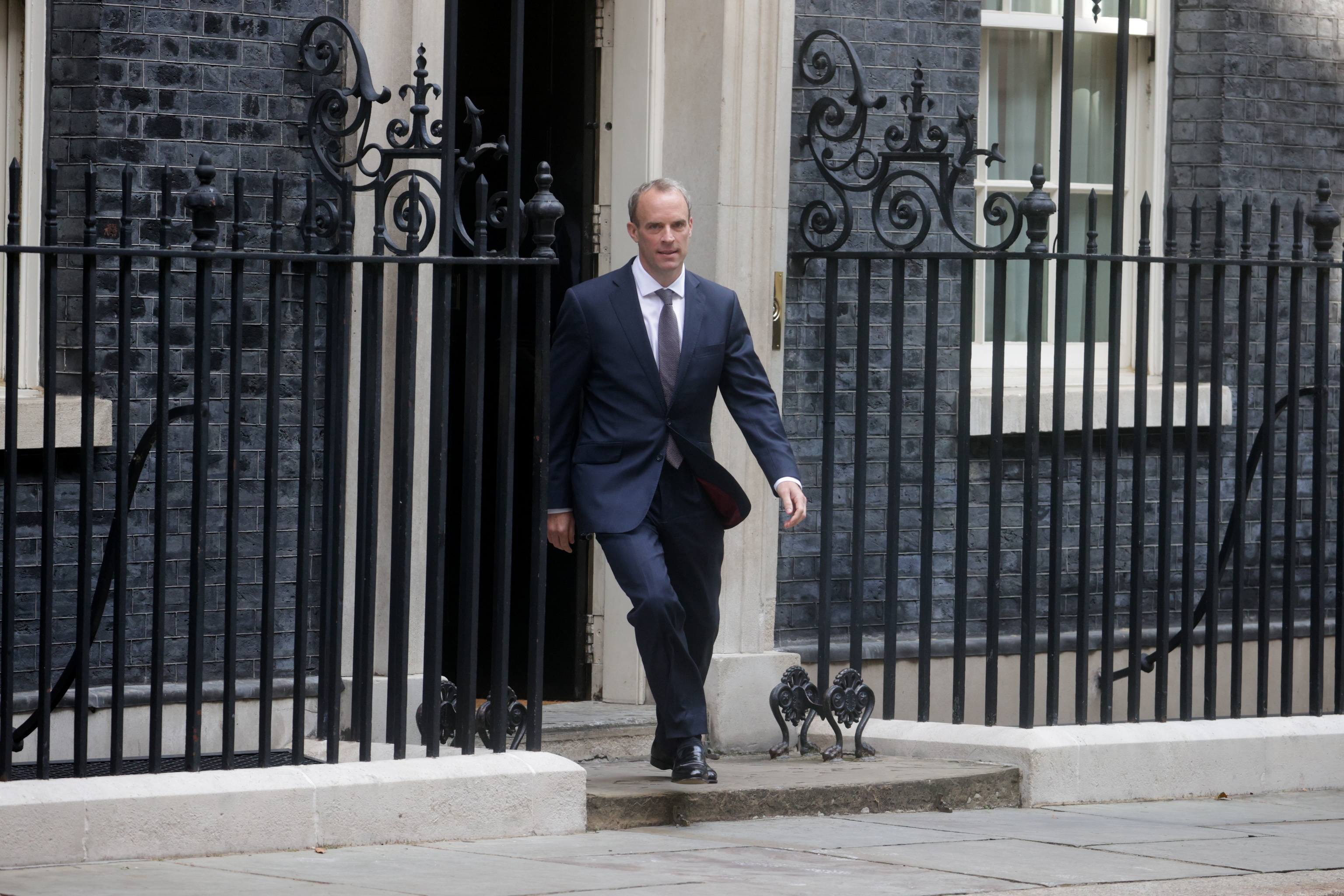 El ministro de Exteriroes, Dominic Raab, sale de Downing Street.
