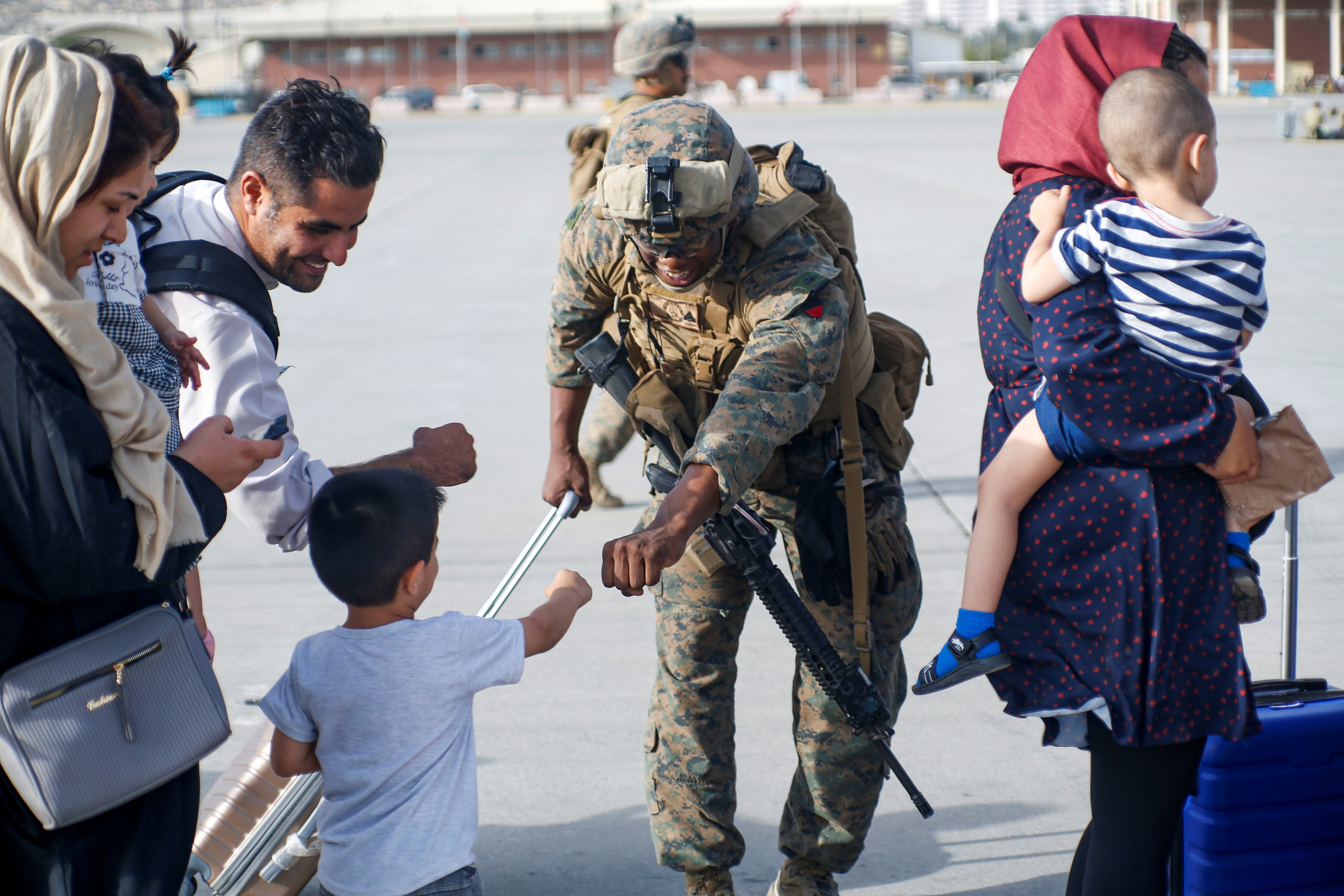Un marine, en 2021, con un niño afgano en Kabul.
