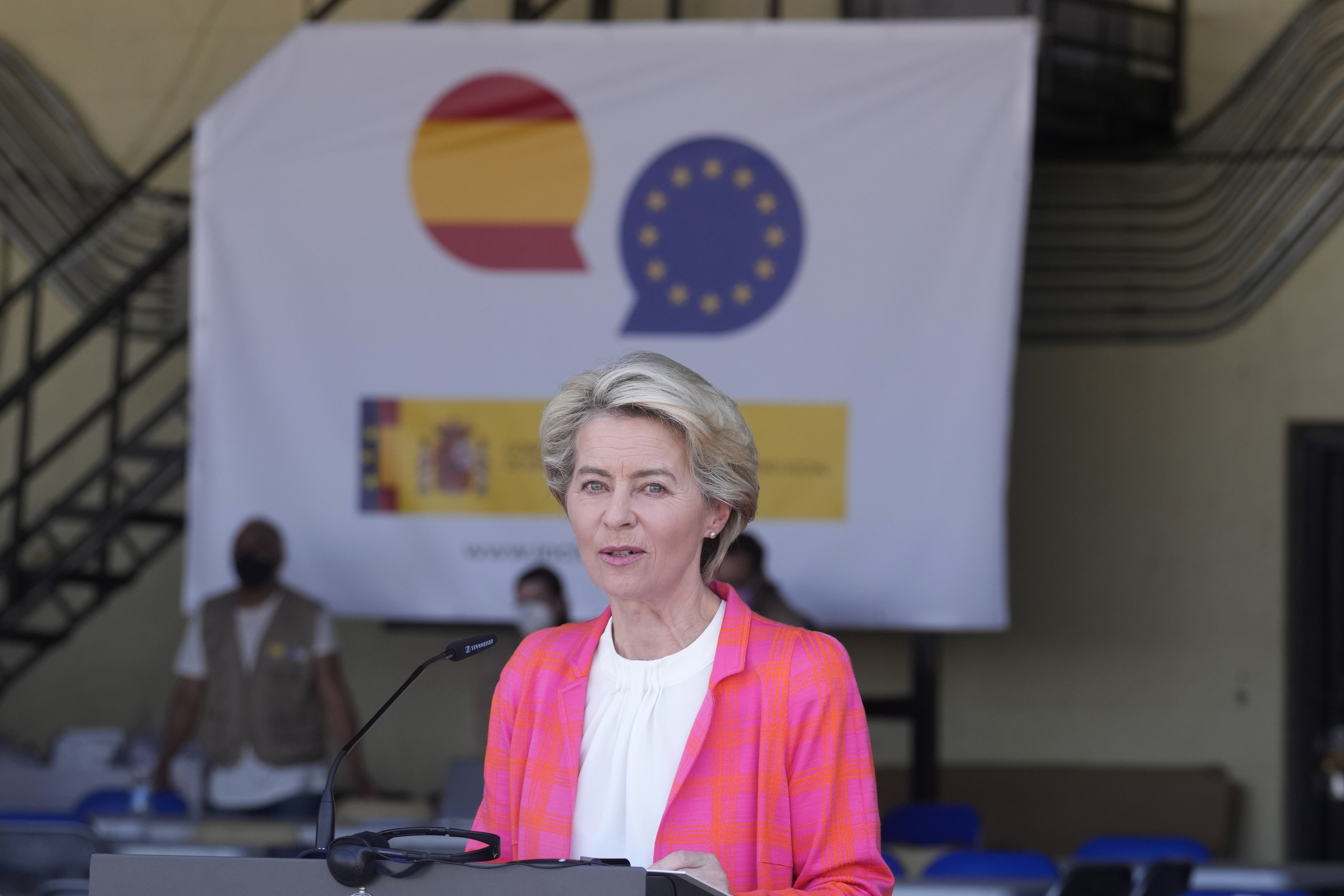 La presidenta de la Comisin Europea, Ursula Von der Leyen, en la base area de Torrejn,