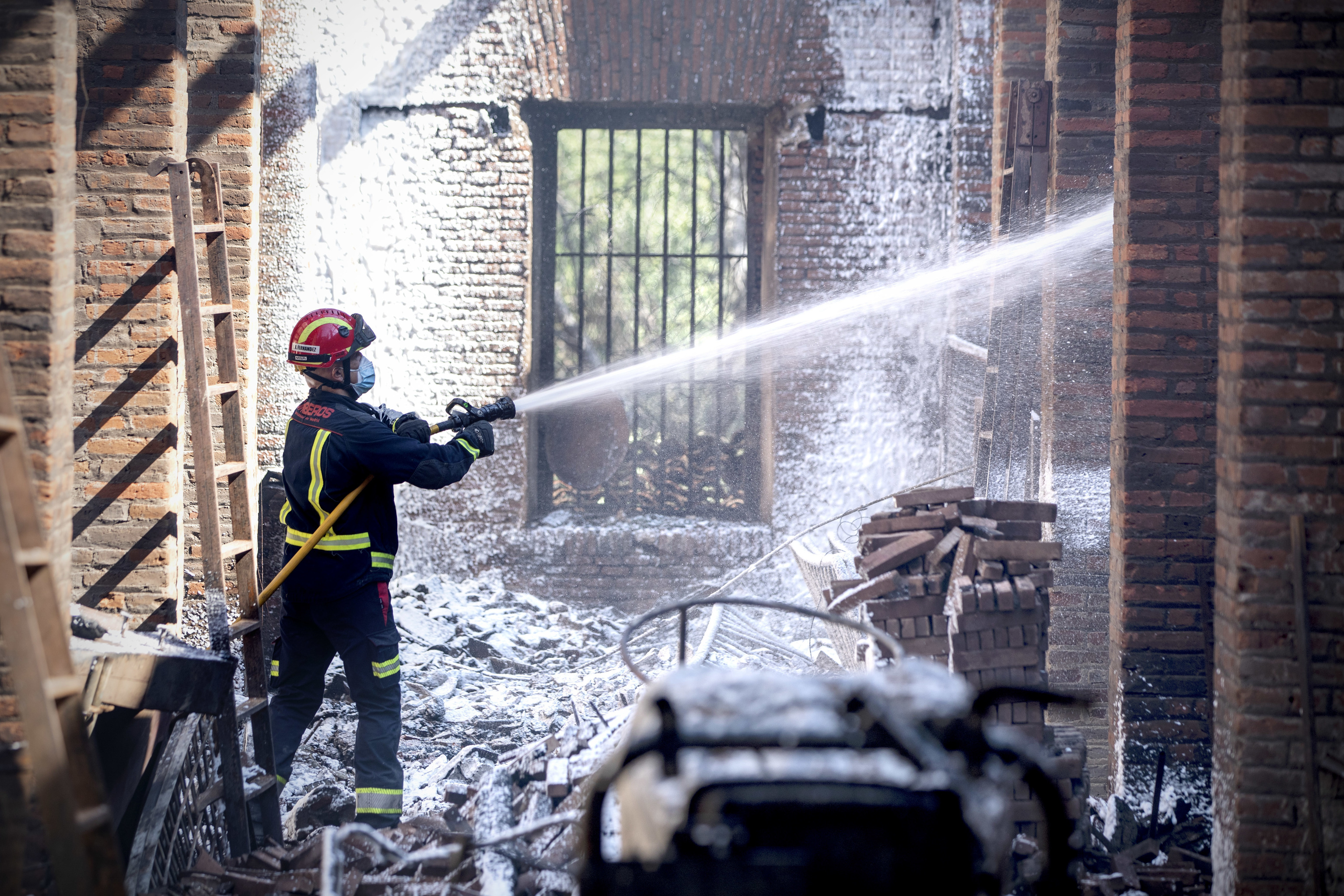 Tareas de extincin del incendio del pasado domingo en Batres.