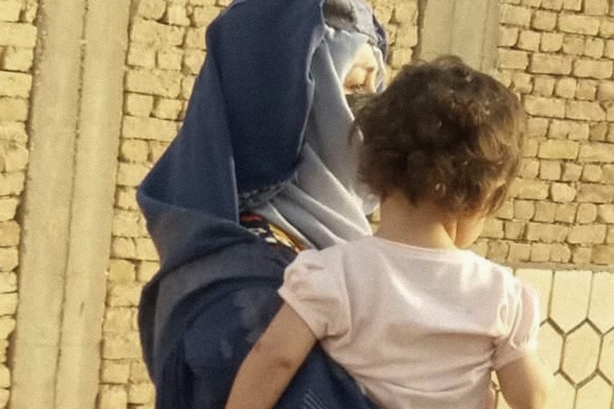 La afgana valiente con su hija.