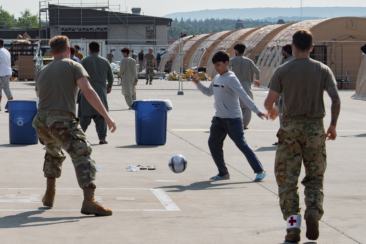 Varios afganos juegan al ftbol con soldados de EEUU en Ramstein, Alemania.