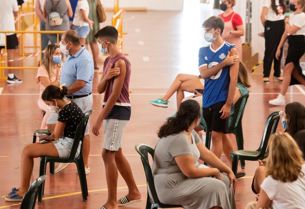 Jvenes vacunados, este lunes, en el polideportivo 'Paco Ganda' de la localidad sevillana de Estepa.