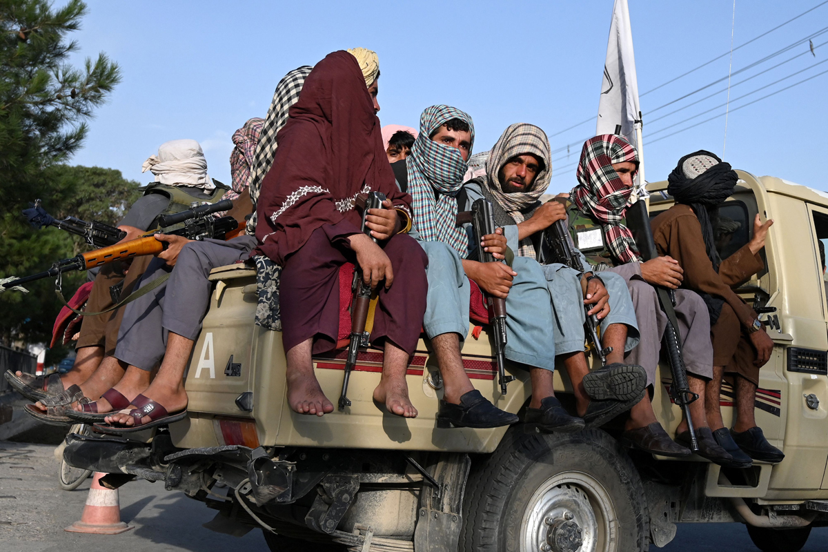 Una patrulla talibán armada recorre las calles de Kabul.