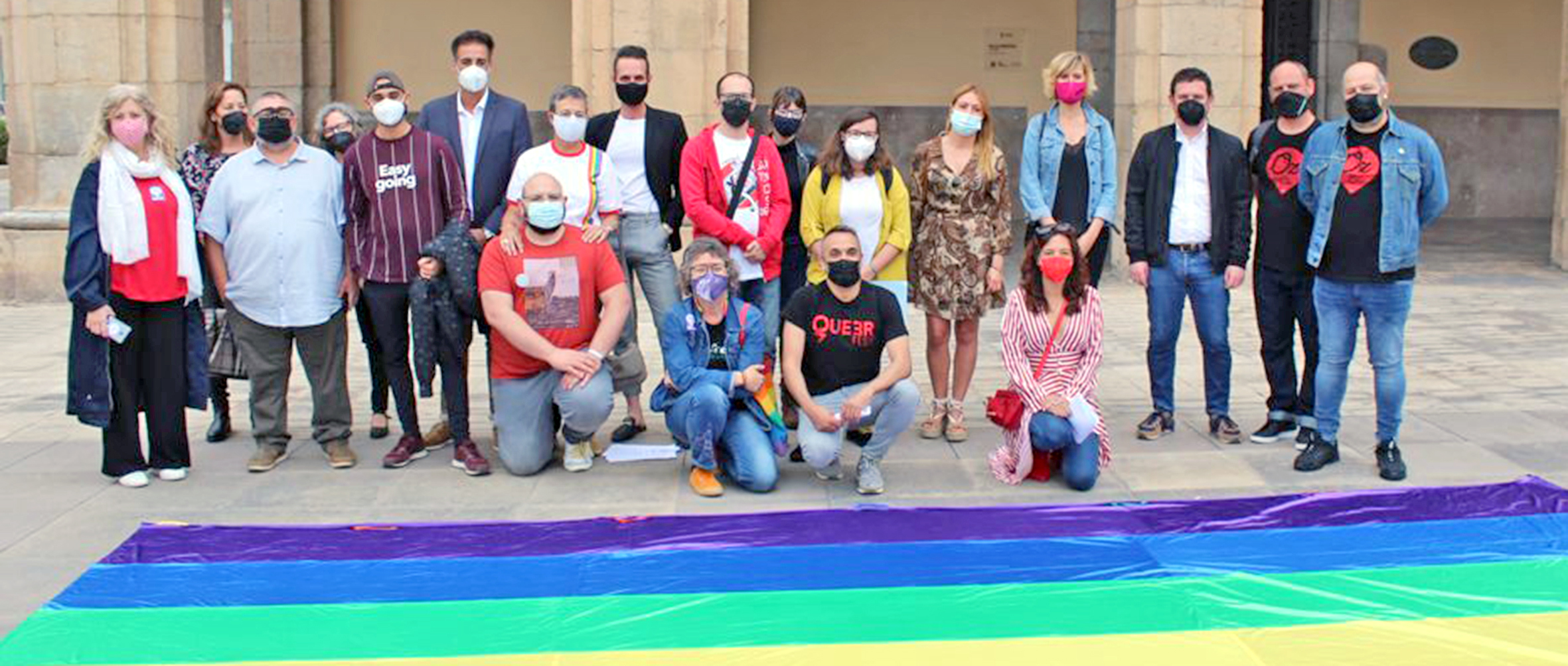 Autoridades y activistas LGTBI posan con la bandera arcoiris en la plaza Mayor de Castelln.
