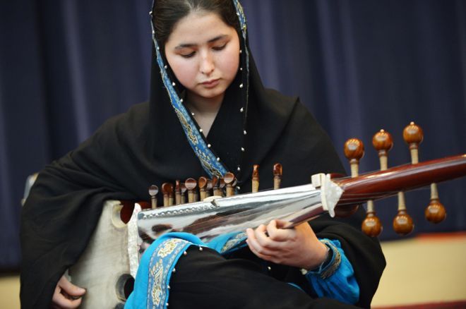 La primera directora de orquesta de Afganistán, Negin Khpalwak, logra salir  de Kabul tras la invasión de los talibán | Internacional