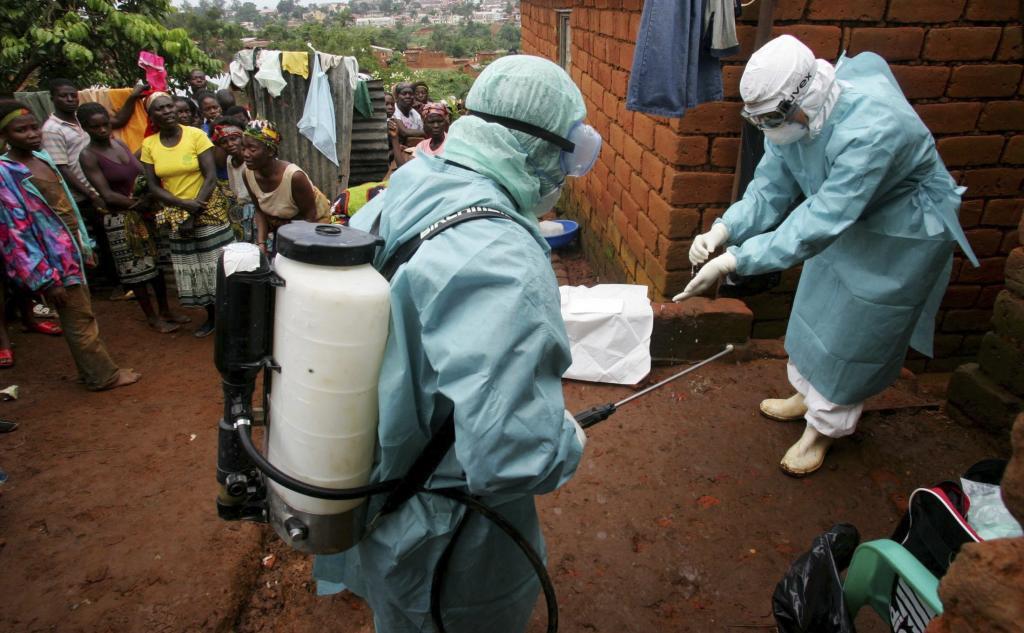 Sanitarios de la OMS examinan posibles casos de virus de Marburg en Uganda en 2005.