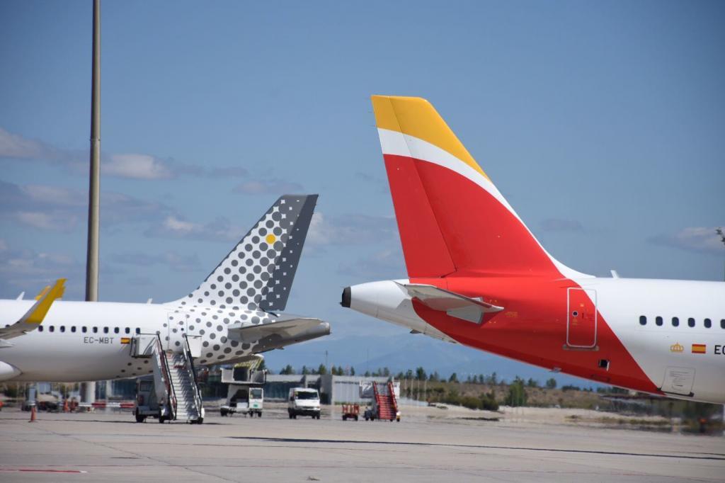 Aviones de Iberia y Vueling estacionados en el aeropuerto de Adolfo Surez-Madrid Barajas.