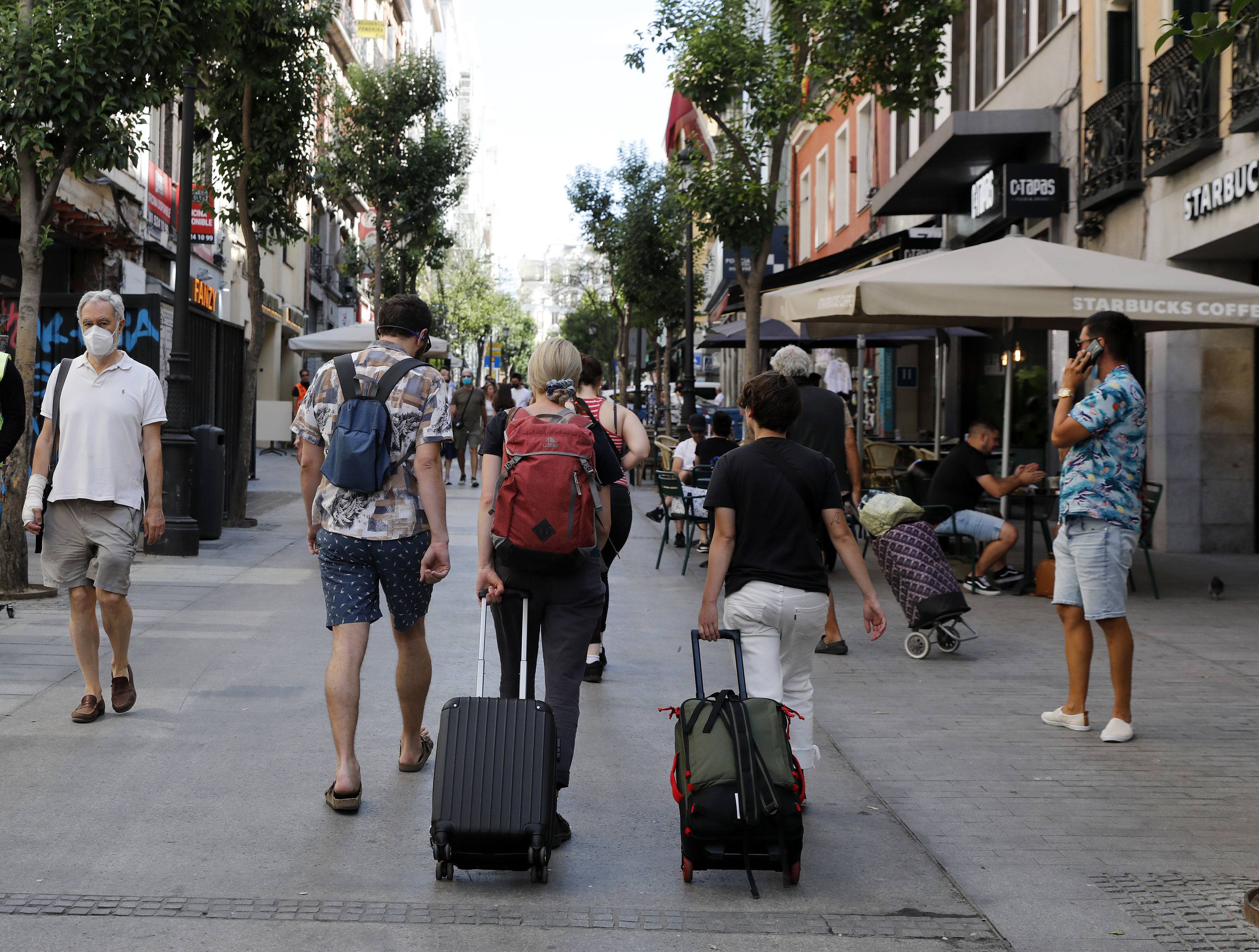 Turistas pasean por Barcelona