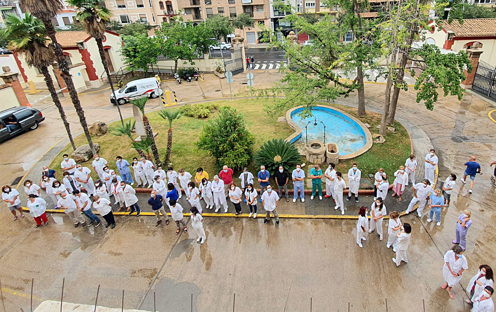 Sanitarios y personal de 17 hospitales de la Comunidad Valenciana se concentraron para apoyar a la UCI de La Plana.