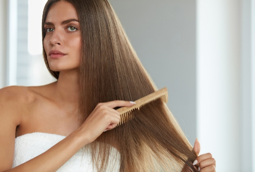 Cepillar bien el pelo largo evitar roturas indeseadas.
