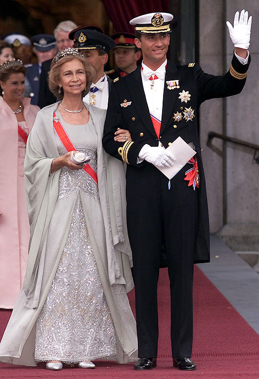 La Reina Sofa, vestida de Valentino, y el prncipe Felipe llegan a la catedral de Oslo.