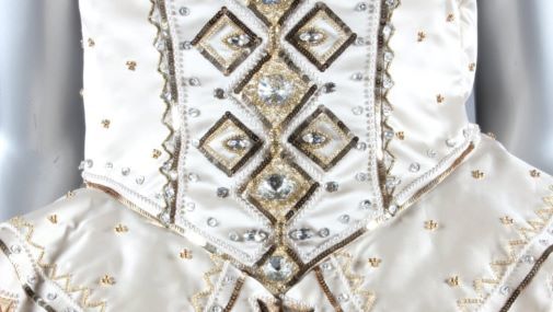 Perlas, cristales y lentejuelas doradas, un detalle que recuerda el vestido de novia de la princesa.
