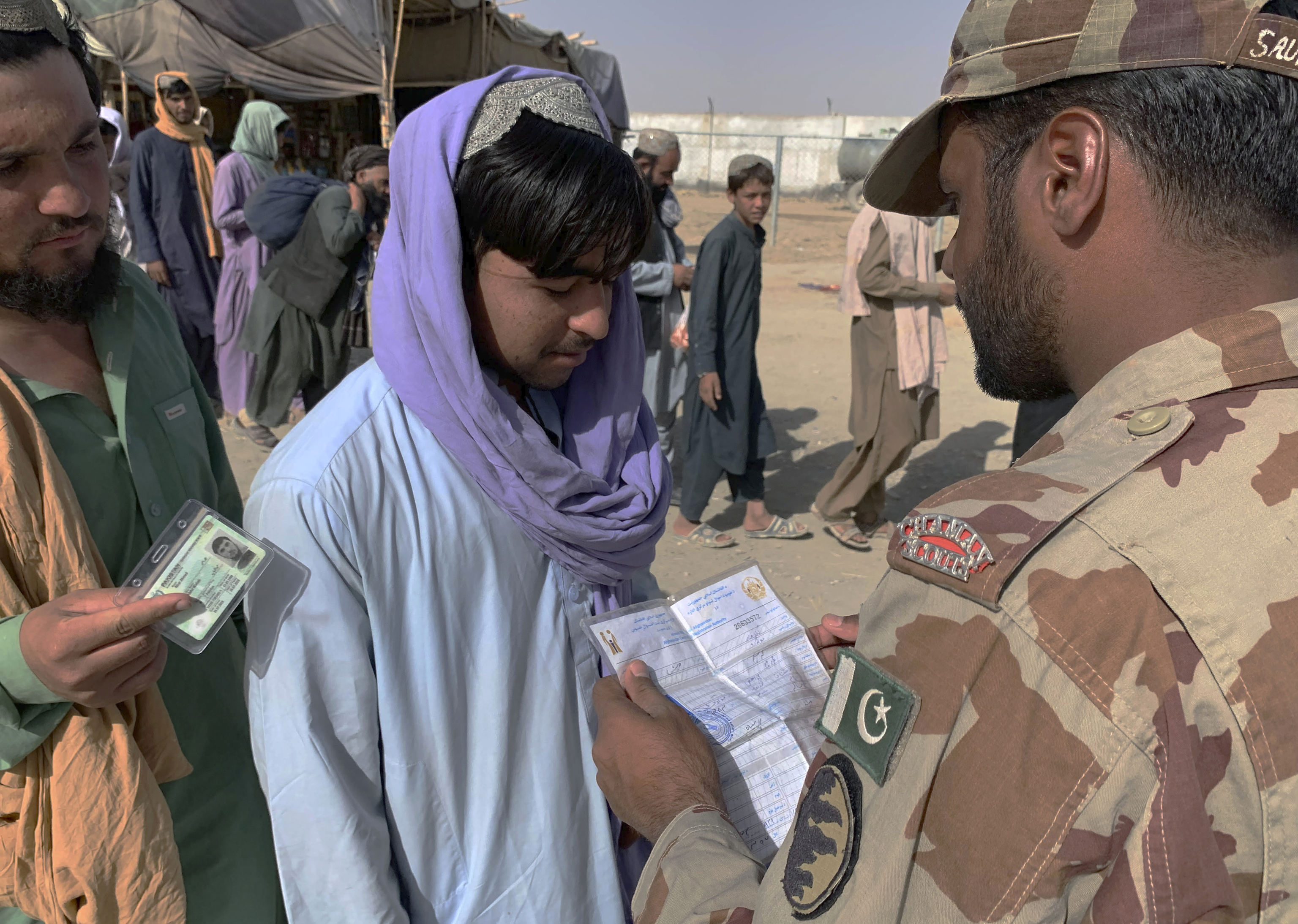 Funcionarios fronterizos paquistanes comprueban la documentacin de ciudadanos afganos en el paso de Chaman.