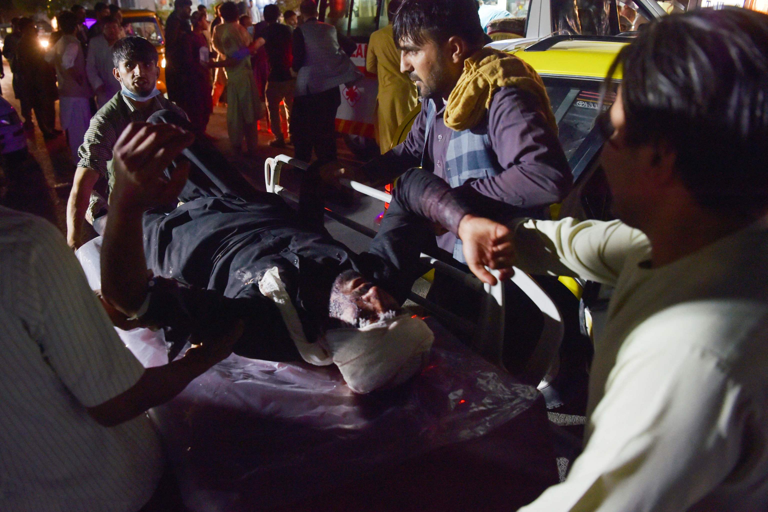 Varios afganos transportan a un hombre herido en uno de los ataques en Kabul.