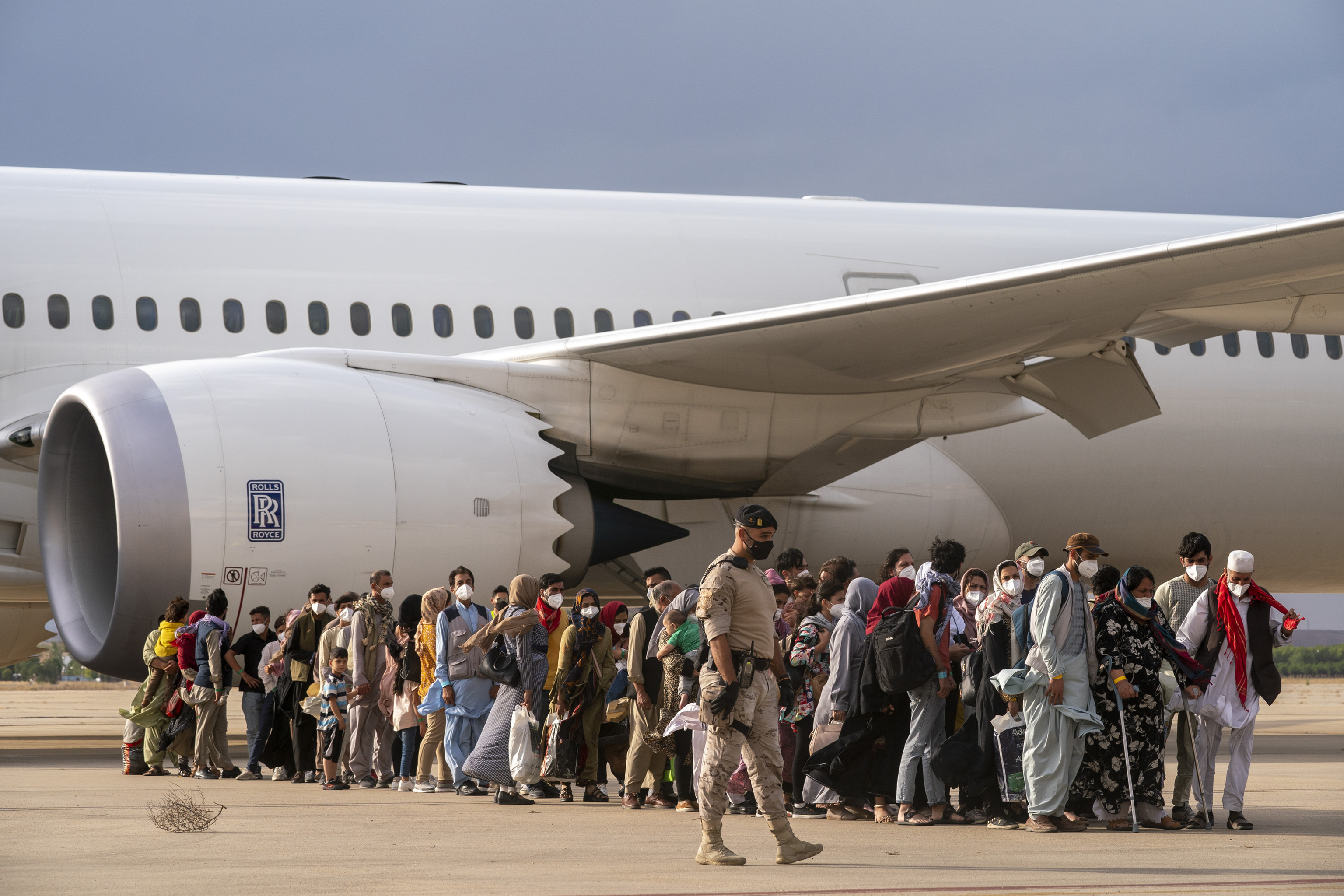 Afganos evacuados por Espaa esperan este jueves en la base de Torrejn para ser atendidos.
