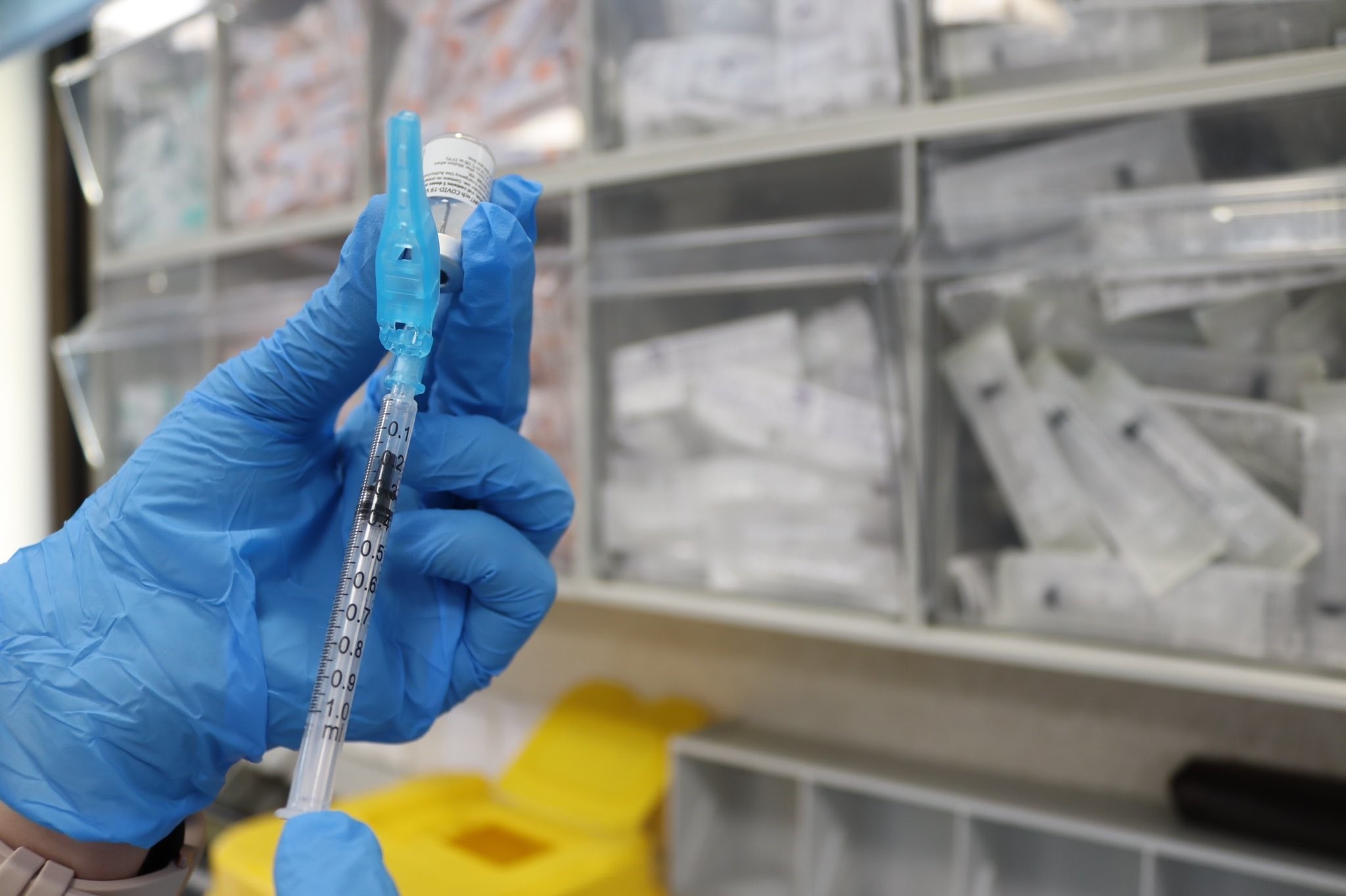 Un trabajador del Servicio Andaluz de Salud (SAS) prepara una inyeccin con la vacuna del Covid.