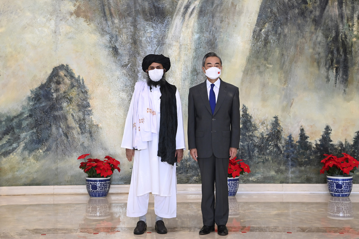 Abdul Ghani Baradar, líder talibán, junto al ministro de Exteriores chino.