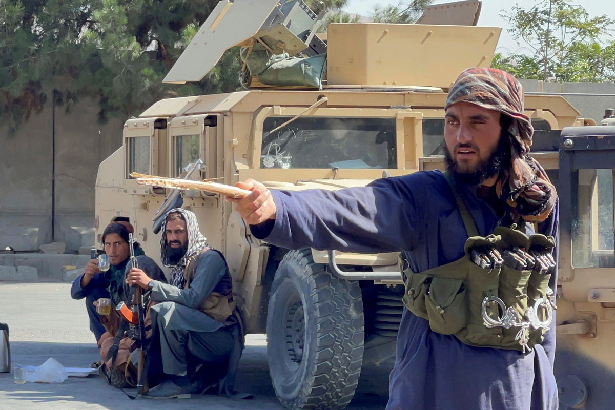 Un grupo de combatientes talibán bloquea el acceso al aeropuerto de Kabul.