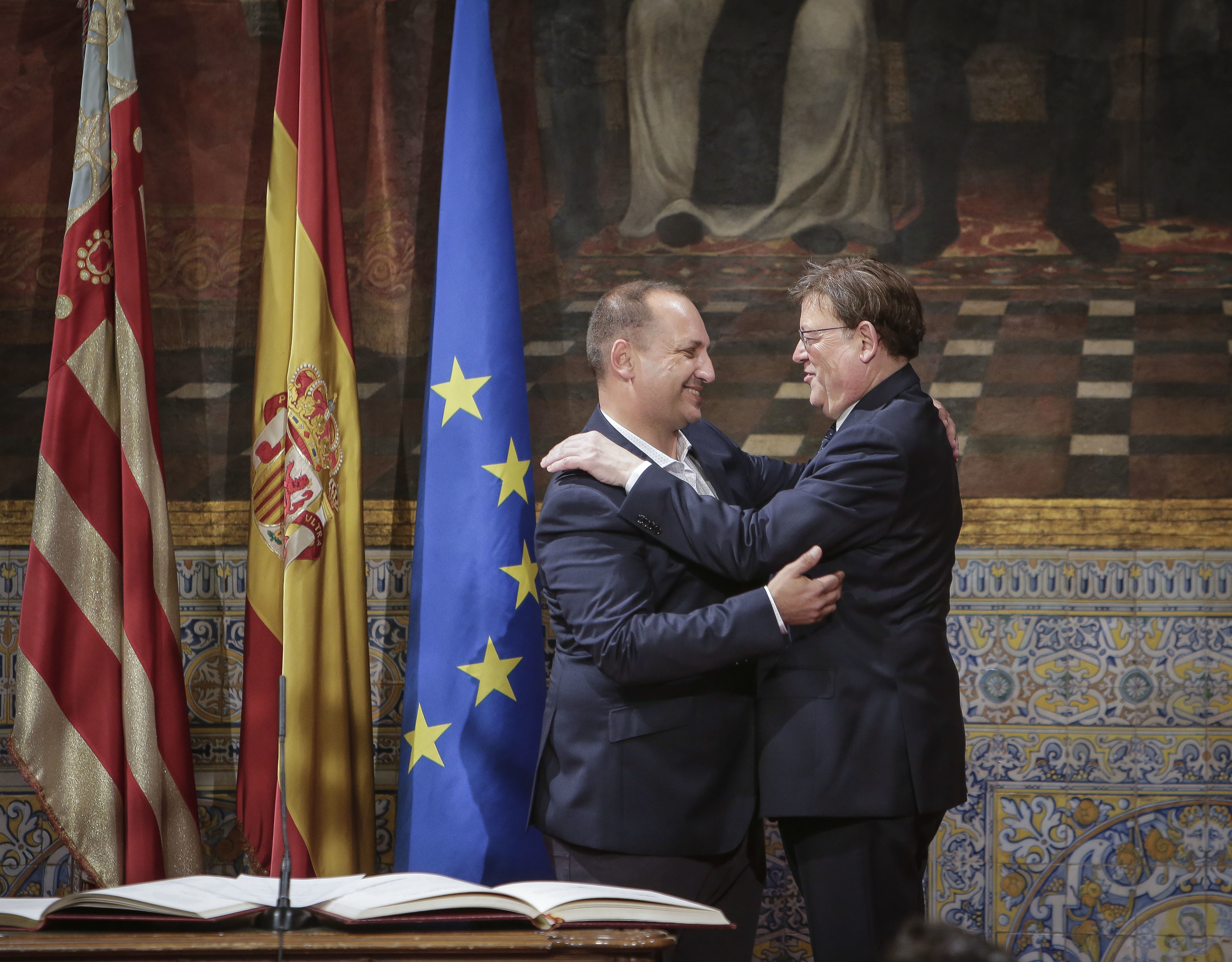 Martnez Dalmau abraza a Puig el da de su toma de posesin.