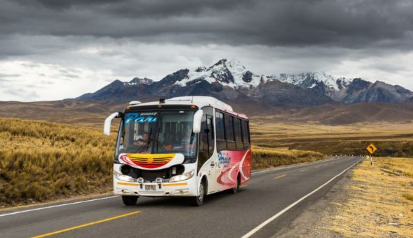 Un autobús por una carretera peruana.