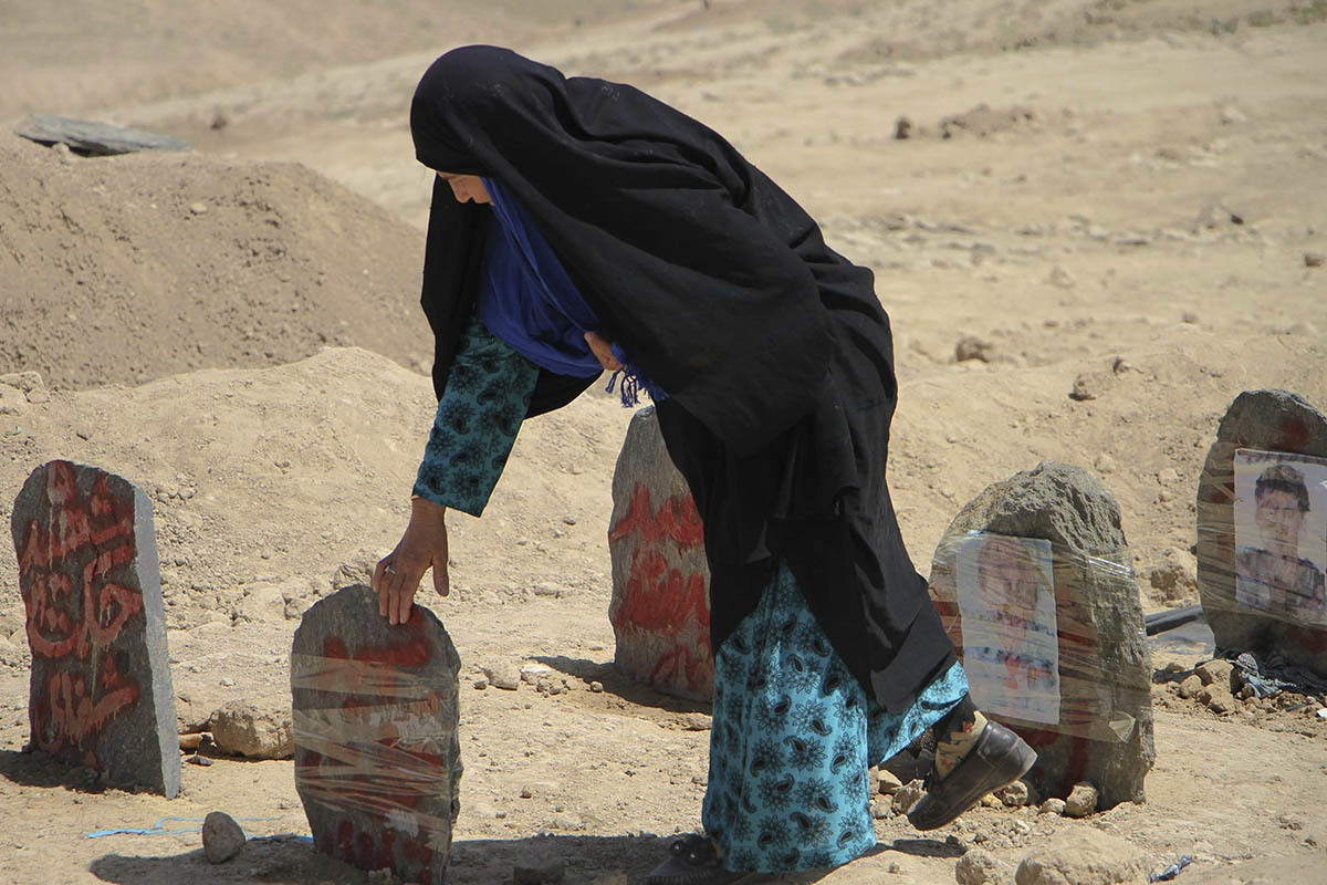 Una mujer visita las tumbas de familiares asesinados en Kabul.