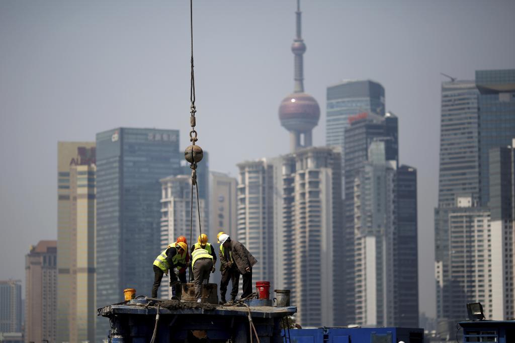 Trabajadores de la construccin chinos en una obra en el distrito financiero de Shanghai.