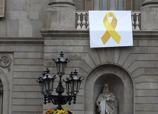 Imagen de 2018: un lazo amarillo cuelga de un balcn del Ayuntamiento de Barcelona.