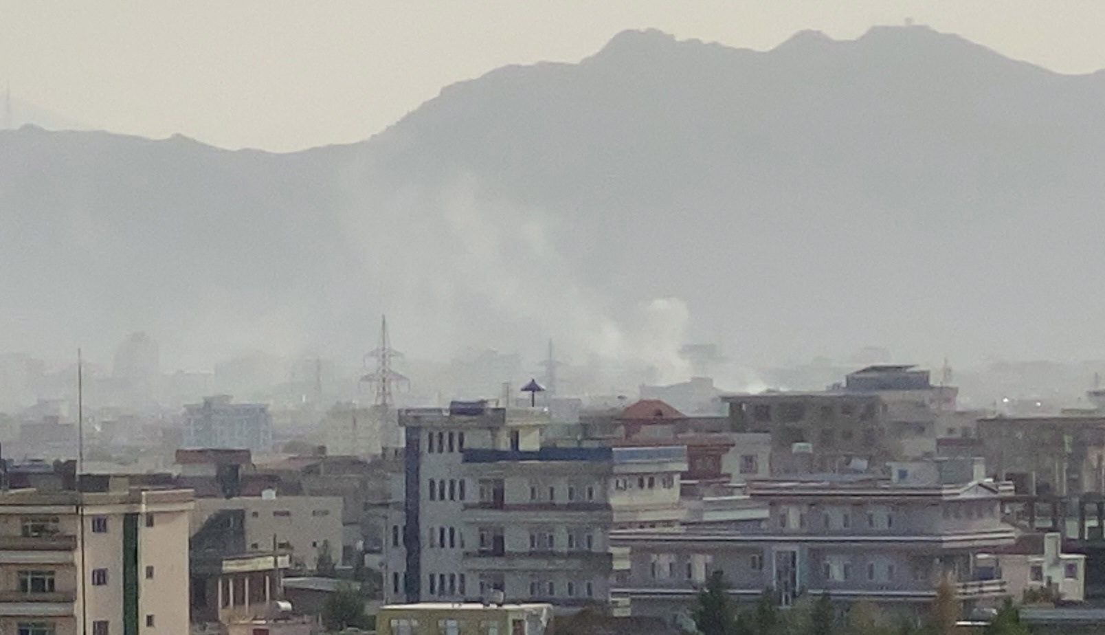 Humo tras la explosin de hoy en una zona residencial de Kabul.
