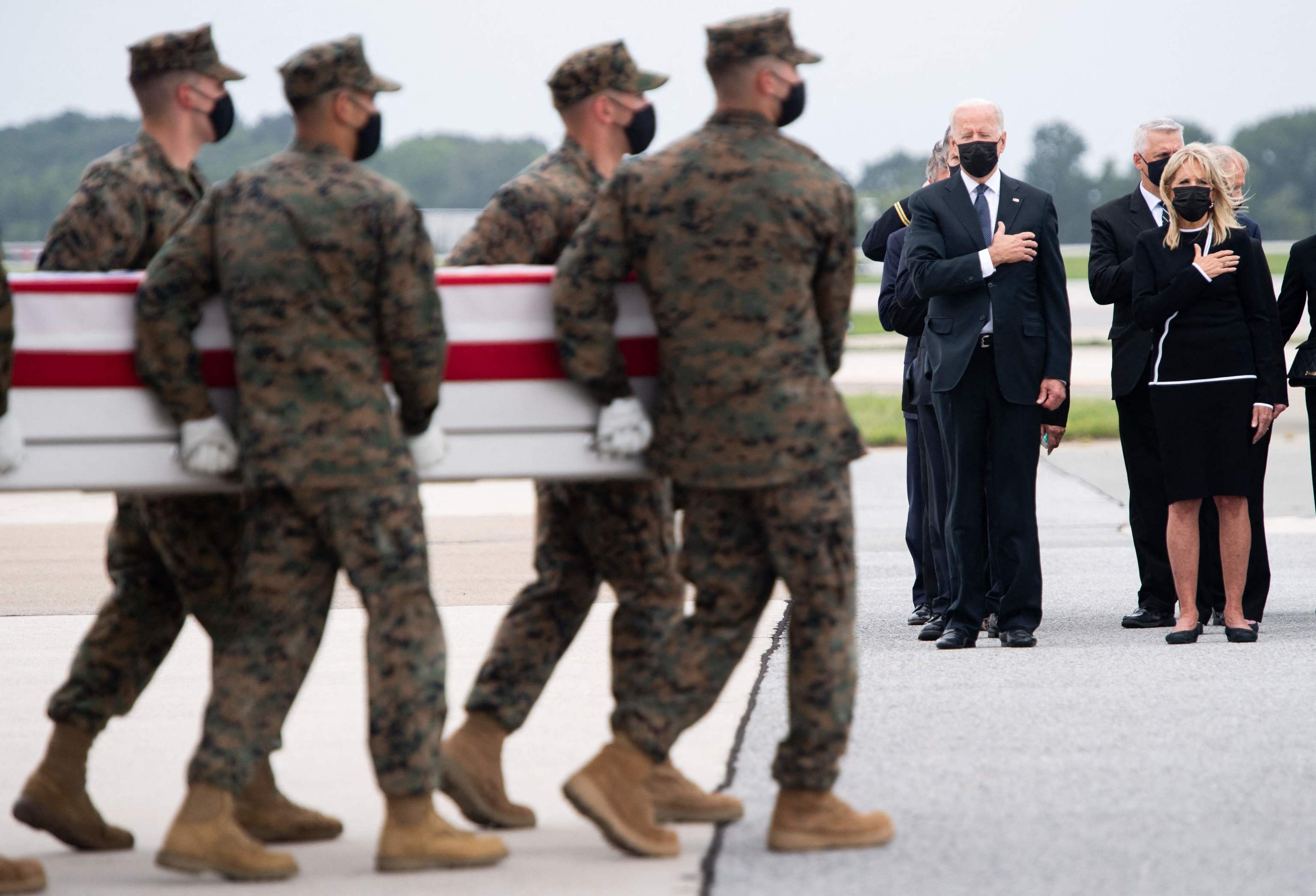 Joe Biden recibe los fretros de los militares muertos en Kabul.