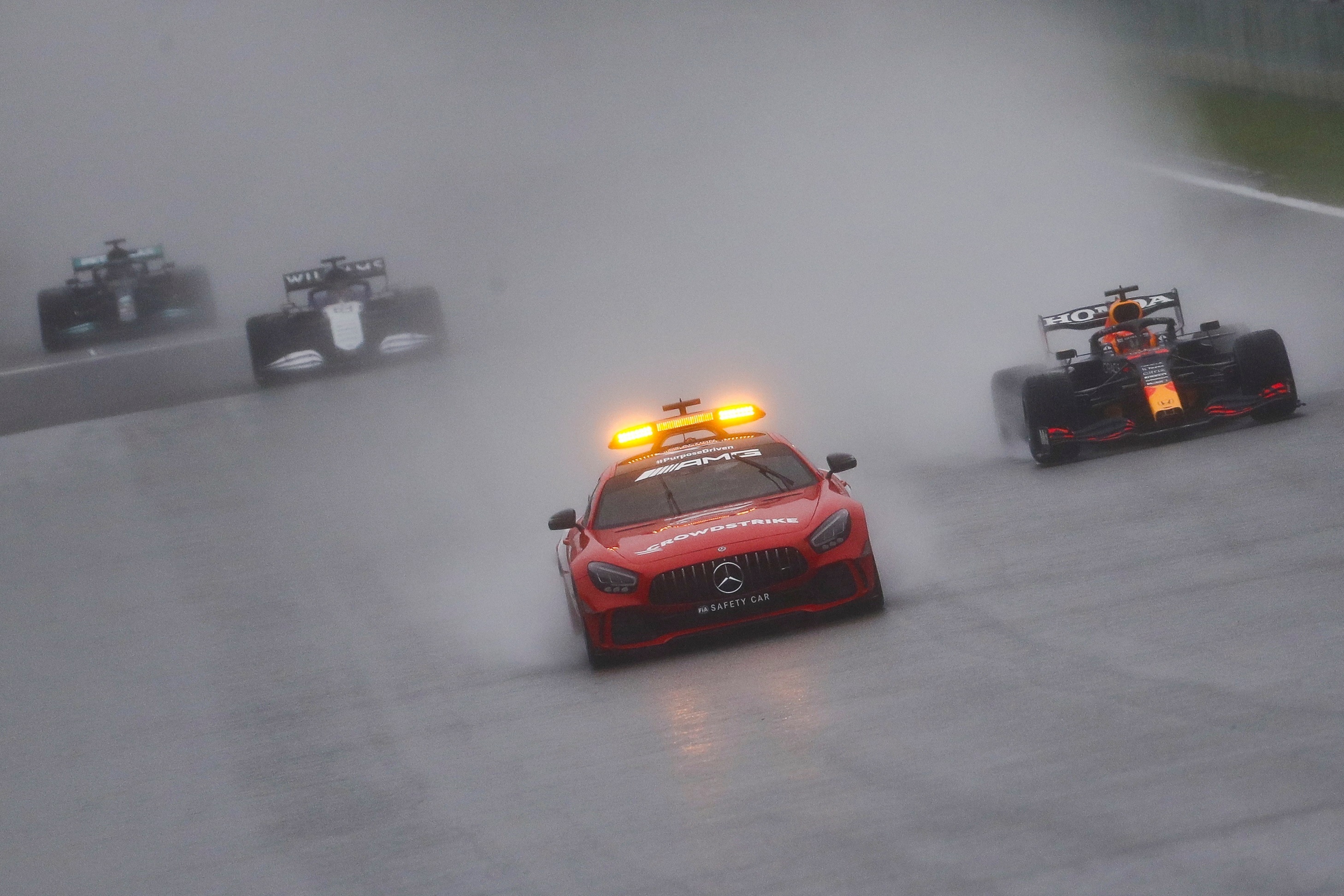 El coche de seguridad lidera a los coches de Frmula 1 durante el Gran Premio de Blgica.