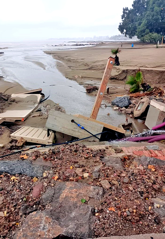 Destrozos por el temporal en una playa de Benicssim.