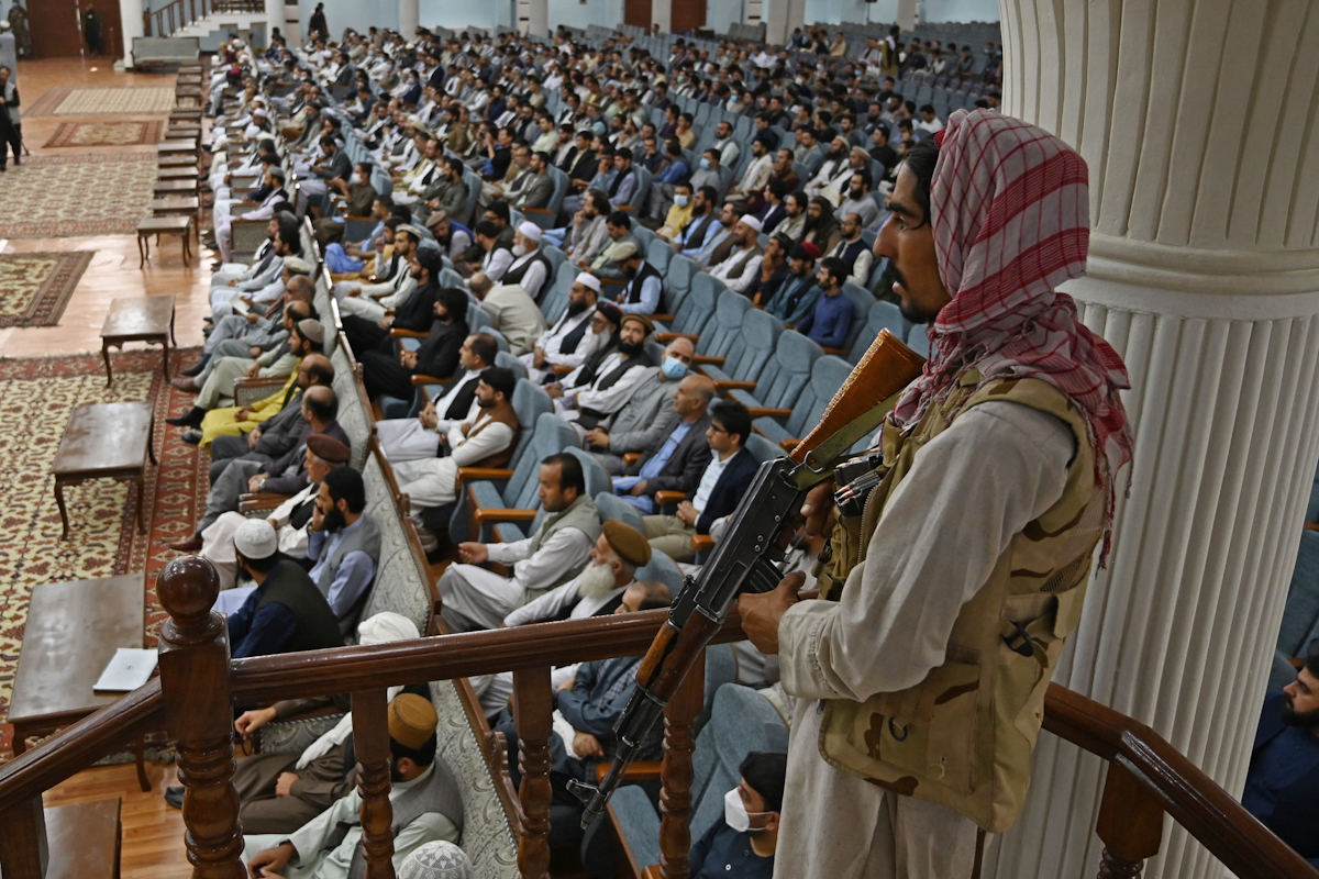 Un combatiente talibn escucha al nuevo ministro de Educacin superior, en Kabul.